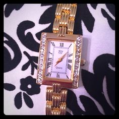 Elizabeth Taylor White Diamonds Ladies Gold Tone Quartz Watch With Cubic Zirconia.. This Watch Is Brand New In It’s Original Display Box...A Beautiful Gold Tone Fashion Watch Adorned With Beautiful Round Cubic Zirconia Stones....This Was Given To Me Few Years Ago And Never Got A Chance To Wear....Fyi: It Needs Battery - Been Kept In My Jewelry Box For Years. And Ladies - If You Just Want To Treat Yourself To A Nice Gift, This Is For You!! This Looks So Elegant And Sophisticated.. Ladies Gold Watch, Elizabeth Taylor Jewelry, White Diamond Jewelry, Gold Watches Women, Diamonds Jewelry, Taylor White, Fashion Watch, Elizabeth Taylor, Diamond Sizes