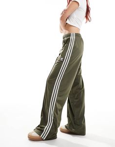 Joggers di adidas Originals Per le tue giornate libere Fascia in vita con coulisse interna Tasche con cerniera lampo ai lati Logo adidas Zip Vestibilità comoda Green Adidas Pants, Adidas Fits, Jogging Adidas, Performance Leggings, Wide Jeans