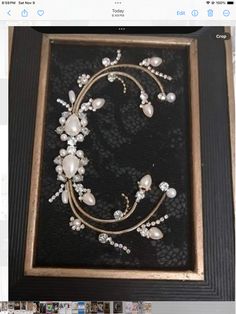 Jewelry Tree Craft, Costume Jewelry Art, Jeweled Picture, Jewelry Trees, Costume Jewelry Crafts, Old Jewelry Crafts, Jewelry Pictures, Jewelry Frames, Framed Jewelry