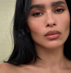 zoe kravitz, nina park makeup, zoe kravitz makeup, smokey eye, brown smokey eye, latte makeup Zoe Isabella Kravitz, Zoe Kravitz, Cute Makeup, Aesthetic Makeup, Brown Eyes, Beauty Inspiration, Makeup Inspo, Dark Hair