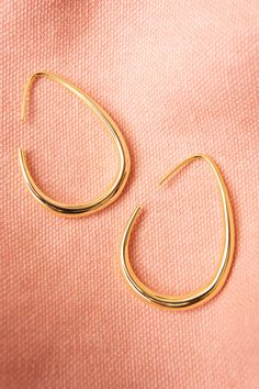 Gold threader hoop earrings go with everything! Elegant and lightweight enough for everyday wear. Dimensions: 1.5 x 1" (4 cm) Materials: Copper, 18k Gold Plating Ships in a branded jewelry pouch and box, perfect for gift giving! Jewelry Pouch, Gift Giving, Gold Plating, 18k Gold, Everyday Wear, Gold Plate, Hoop Earrings, Copper, White Gold