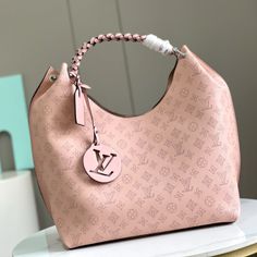 This bag is made of imported grain Taurillon calfskin. Its fashionable outline is very youthful. The whole leather punching woven wrist double tag ladies shoulder bag is especially beautiful on the shoulder. It is oversized Shiny palladium copper twist-lock closure adds an edgy edge.

Dimensions: 35.0 x 40.0 x 17.0 cm Luxury Top Handle Hobo Bag For Shopping, Luxury Hobo Bag With Double Handle, Luxury Textured Leather Hobo Bag For Daily Use, Luxury Hobo Bag With Leather Handles, Luxury Top Handle Hobo Bag For Errands, Luxury Double Handle Hobo Bag For Errands, Designer Textured Leather Hobo Bag For Shopping, Luxury Hobo Bag With Leather Handles For Shopping, Luxury Hobo Bag For Shopping With Leather Handles