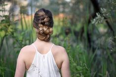 Girls like to have a running list of quick and easy DIY updo’s.  Today we have one to share that… Knotted Braid, Running Hairstyles, Nice Hairstyles, Bleached Hair Repair, Diy Updo, Long Hairdos, Formal Hair, Knot Braid