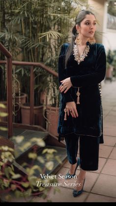 Full Sleeve Suit, Dabka Work, Velvet Dress Designs, Pakistani Fashion Casual, Cast A Spell, Pakistani Fashion Party Wear