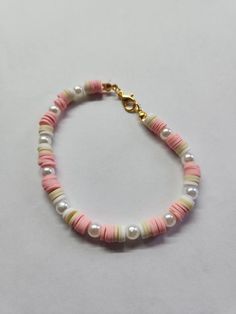 Pink and Beige Flat Bead bracelet with pearls. Flatbead Bracelet Ideas, Pink Bead Bracelet Ideas, Flat Clay Bead Bracelet Ideas, Flat Bead Bracelet Ideas, Flat Bead Bracelet, Stretch Beaded Bracelets Diy, Pink Bracelets, Aesthetic Bracelet, Bracelet Stuff