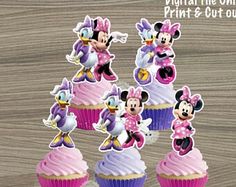 there are many cupcakes with minnie mouse on them