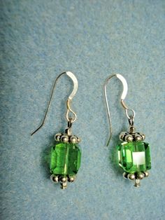 Simple Bead Earrings, Beaded Jewelry Earrings, Peridot Crystal, Beaded Earrings Diy, Diy Earring, New Earrings, Handmade Fashion Jewelry, Daisy Earrings, Handmade Beaded Jewelry