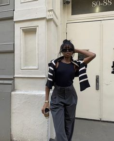 Instagram Influencer Outfits, Blazers Black, Chic Outfits Classy, Upscale Fashion, Work Outfits Women Summer, Modesty Outfits, Statement Outfit, Corporate Wear, Stylish Work Attire