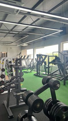 there are many gym equipment in this large room