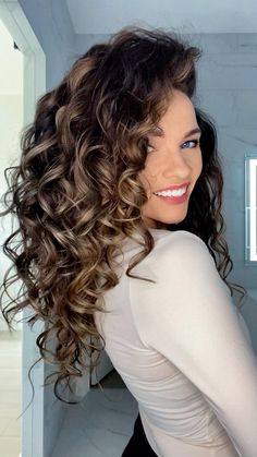 Blonde Highlights Curly Hair Natural Curls, Brunette With Ash Blonde Highlights, Wavy Hair Brunette, Naturally Wavy Curly Hair, Curly Hair Brunette, Curls Highlights, 2023 Hair Color, Long Layered Curly Hair