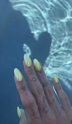 Neon Chrome Nails, Nails Hailey Bieber, Gradation Nails, Kylie Jenner Nails, Nails Neon, Neon Green Nails, Chrome Nail, Pearl Nails, Neon Nails