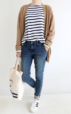 Casual Jeans Outfit Spring, Jjill Outfits, Tokyo Outfits, Casual Weekend Outfit, Mode Tips, Moda Jeans, School Clothes, Mama Style, Mode Casual