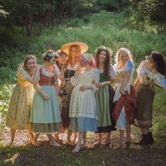 Frodo Baggins Inspired Outfits, The Hobbit Outfit Ideas, Female Hobbit Costume, Hobbit Costume Female, Queen Astraea, Hobbit Picnic, Female Hobbit, Hobbit Outfit, Ren Core