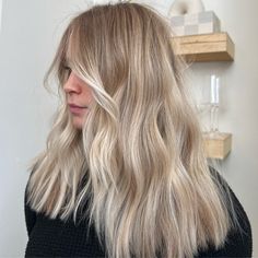 Autumnal Blonde Hair, Bright Beige Blonde, Blonde Hair Dimension, Blonde Lived In Hair, Dimension Blonde, Blonde Dimensional Hair, Neutral Blonde Hair, Balayage Hairstyle