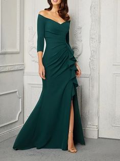 Sheath / Column Mother of the Bride Dress Elegant Jewel Neck Knee Length Chiffon Long Sleeve with Crystals 2021 2021 - US $113.99 Heart Neckline Dress, Off Shoulder Cocktail Dress, Curve Hugging Dress, African Wedding Dress, Crepe Material, Long Sleeve Prom, Designer Evening Dresses, Mori Lee, Short Lace Dress