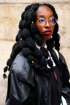 Photographer: Karya Schanilec Academia Fashion, Street Style Paris, Protective Hairstyles, Hair Today, Lookbook Outfits, New Hair, Cute Hairstyles, Black Fashion, Paris Fashion Week