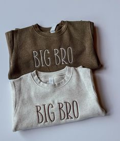 This sweet and simple embroidered big bro shirt is perfect for any little boy whether they are already a big brother or about to become one.  This cozy sibling sweatshirt features a brown text on an oatmeal sweatshirt or off white text on a brown sweatshirt.  This sweatshirt is the perfect combination of comfort, simplicity and cuteness! If you are interested in other colors and/or words, send me a message and we can find something that meets your needs!   Need a big sis sweatshirt to go with this?  Check our other sibling shirt listings out under the "Kids Clothing" section!  https://moaandco.etsy.com Details: This sweatshirt is a 60/40 cotton/polyester blend Thread is polyester Embroidery Wash and Care: -Always wash your garment before use -Wash inside out with mild detergent -Wash on co Big Brother Shirt Announcement, Cute Big Brother Shirts, Big Bro Big Sis Shirts, Big Bro Shirt Announcement, Big Brother Tshirts Boys, Big Brother Shirt Embroidered, Sibling Announcement, Big Brother Announcement, Promoted To Big Brother