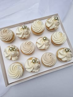 Nikkah Cupcakes, Cupcakes White And Gold, Cupcakes For Wedding Reception, Beige Cupcakes, Pink And White Cupcakes Ideas, Hen Do Cupcakes, Mini Cupcakes Wedding, Boho Cupcakes Wedding, Wedding Cupcakes Ideas Elegant