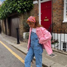 Lighter Denim Wash Carpenter Style B27 Zara Floral Dungarees, Overalls With Shacket, Chunky Boots With Overalls, Wide Leg Overalls With Boots, Denim Overalls Boots, Dungarees Heels, Overalls 2000, Zara Knit Overalls, Coffee Styling