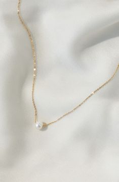 A single freshwater pearl makes a simple yet stunning statement on this delicate chain necklace. 16" length Pearl size: 8mm 14k-gold fill/freshwater pearl Made in the USA Gold Pearl Accessories, Pearl Necklace With Gold Chain, Simple Pearl Jewelry, Pearl Gold Jewellery, Gold And Pearl Jewelry, Pearl And Gold Necklace, Everyday Aesthetic, Simple Pearl Necklace, Peacock Pearl