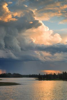 the sky is filled with clouds and water