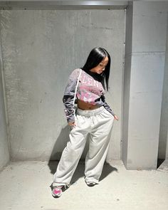 Grey Shirt Outfit Black Women, Baggy Sweatpants Outfit Baddie, Calm Fits Black Woman, Chill Fits Black Women, Sweatpants Outfit Black Women, Streetwear Fashion Black Women, Courtside Outfit, Chill Outfits Baddie, Cute Bummy Outfit