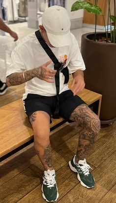 Coachella Outfit Men’s, New York Boy Aesthetic, Chinese Street Fashion Men, Rap Concert Outfit, Sporty Outfits Men, Men Streetwear Fashion, Street Tattoo, Black Men Street Fashion