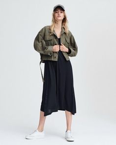 Oversized Military Spring Outerwear, Oversized Military Outerwear For Spring, Oversized Military Utility Jacket For Spring, Oversized Military Utility Jacket, Spring Military Utility Jacket With Cargo Pockets, Army Jacket Outfit, Army Jacket Women, Cotton Jackets Women, Military Inspired Jacket