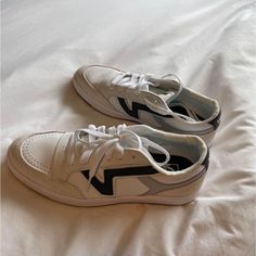 Men’s Vans Comfy Cushion Size 7.5 Or A Women’s 9 White Shoes Men Outfit, Guys Shoes, Guy Shoes, Big Shoes, Male Shoes, White Shoes Men, Vans White, Shoes Too Big, Shoes Brand