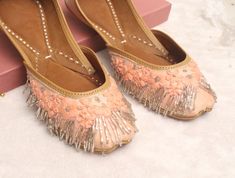 * Bridal wedding peach gold flat shoes with embroidered work and hanging beads as shown above. * comfortable in wear. * Perfect for every occasion. * best in quality. * Handmade by me. Please chose your size from the below chat. If you are not sure about your size, please let us know.We ll help you out. Check more here: https://www.etsy.com/in-en/shop/IndianartstoreShop?section_id=22851189 Sizes: - US 4.5 - EU 34 - 22.5 cms - US 5 - EU 35- 23cms - US 6 - EU 36- 23.5 cms - US 7- EU 37- 24 cms - U Trendy Wedding Shoes, Floral Flat Shoes, Gold Shoes Flats, Fall Wedding Shoes, Gold Wedding Shoes, Pink Christmas Gifts, Pink Wedding Shoes, Gold Ballet Flats, Bridal Wedding Shoes