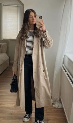 Beige Mac Coat Outfit, Tan Trench Coat Outfit Casual, Coat And Cap Outfit, Mango Trench Coat, Beige Trench Outfit, Trench Coat And Jeans Outfit, Autumn Outfits Trench Coat, Ootd Trench Beige, Tan Peacoat Outfit