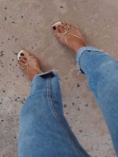 Gold Strappy Sandals, Staple Shoes, Easy Style, Outfit Jeans, Stylish Sandals, Gold Sandals, Carrie Bradshaw, Trendy Shoes