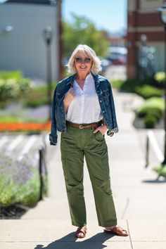 Green Cargo Pants Outfit Casual, Olive Green Cargo Pants Outfit, Cargo Pants Outfit Casual, Green Jeans Outfit, Outfits 40s, Green Cargo Pants Outfit, Olive Green Cargo Pants, Fall Travel Outfit