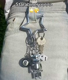 Keychain On Pants Aesthetic, Carabiner Keychain Ideas, Keychain Aesthetic Men, Caribeaner Keychain Ideas, Caribeaner Keys, Aesthetic Carabiner, Carabiner Aesthetic, Carabiner Ideas, Aesthetic Key Chains