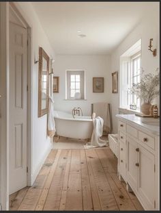 Cottage Core Bathroom, Country Cottage Bathroom, Cottage Style Bathrooms, Cottage Bathroom Ideas, Cottage Bathroom, Modern Farmhouse Bathroom, Cottage Interiors, Chic Bathrooms, Bathroom Inspiration Decor