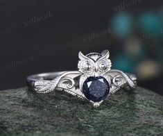 ***Imagine a forest proposal with our 'Unique Branch Twig Vine Owl Engagement Ring.' The blue sandstone symbolizes luck and courage, while the cute owl adds whimsy. Perfect for nature lovers.***- Metal: Solid gold(10K/14K/18K white/yellow/rose gold),925 sterling silver,platinum available- Main Stone: 5mm round cut blue sandstone- Can be personalized: Yes Owl Ring, All Gems, Engagement Rings Round, Peridot Ring, Small Rings, Solid Gold Jewelry, Cute Owl, Custom Rings, Pearl Jewelry