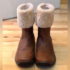 Gently Worn True To Size No Inserts Minimal Wear To Leather Exterior Shearling In Very Good To Excellent Condition Soles In Excellent Condition Waterproof Ugg Waterproof, Waterproof Uggs, Shoes Ugg, Womens Uggs, Ugg Shoes, Winter Rain, Winter Boots, Rain Boots, Winter Outfits