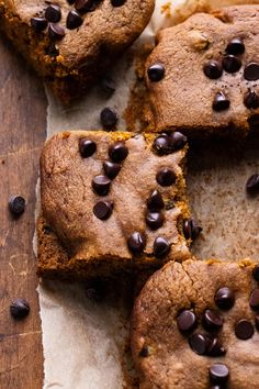 chocolate chip cookies are arranged on top of parchment paper and placed next to each other