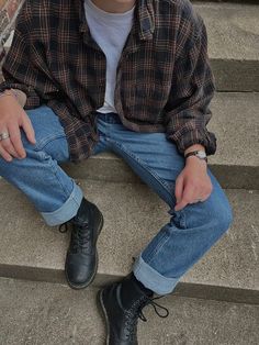 Hipster Man Aesthetic, Aethstetic Guy Outfits, Flannels Aestethic Men, Relaxed Male Outfits, Stranger Things Men Outfits, Guys Beanies Outfits, 90s Inspired Mens Fashion, Men Types Of Style, Musician Aesthetic Outfits Men