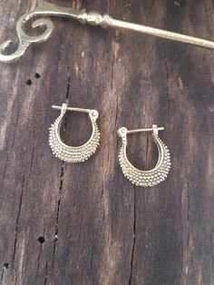 Tribal geometric gold hoops earrings dainty made of brass. SIZE: 18 mm x 15 mm. YOU CAN FIND SOME SIMILAR MODELS IN: https://www.etsy.com/es/listing/483419991/pendientes-tribal-espiral-brass-earrings?ref=shop_home_active_1&frs=1 https://www.etsy.com/es/listing/702446473/pendientes-bohemios-ethnic-earrings-gold?ref=shop_home_active_6&frs=1 https://www.etsy.com/es/listing/701692855/pendientes-tribales-gold-earrings-ethnic?ref=shop_home_active_7&frs=1 SHIPPING: I use certified mail for Gold Hoops Earrings, Large Drop Earrings, Beach Jewelry Boho, Lotus Earrings, Festival Earrings, Tiny Hoop Earrings, African Earrings, Hammered Earrings, Minimal Earrings