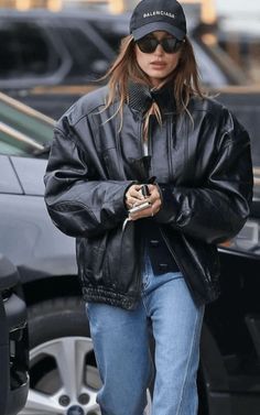 Outfits Hailey Bieber, Lewis Jeans, Winter Outfits Casual Cold, Cold Winter Outfits, Hailey Bieber Outfits, Capsule Wardrobe Pieces, Beanie Outfit, Model Off Duty, Black Leggings Outfit