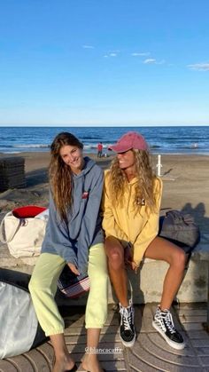 Not my photos Beachy Casual Outfit, Surfer Outfits Girl, Surfer Look Girl, Surfer Aesthetic Girl Outfits, Surfer Girl Clothes, Surfer Fits, Surfer Outfits