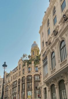 Vista de un edificio en el centro de Madrid Travel Madrid, Madrid City, Madrid, Louvre, Spain, Lifestyle, Building, Travel