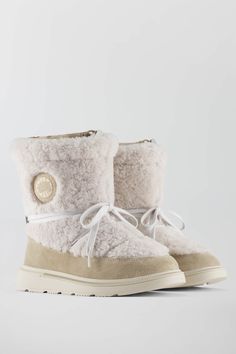 The Demma Shearling Puffer Boot is an insulated boot that delivers lightweight warmth in an all-over shearling boot. Destined for après activities and city sidewalks, the Demma is available in a neutral palette to accentuate the textures and three sets of laces for ultimate versatility. Snow Goose, Short Parka, Long Parka, Shearling Boots, Swag Shoes, Ski Trip, Neutral Palette, Boots And Sneakers, Canada Goose