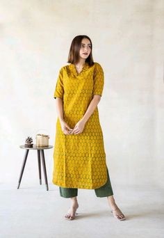 Plan Kurti Design, Simple Kurti Designs Cotton Printed, Salwar Kurta Designs, Dress Indian Style Simple, Plan Kurti, Ladies Kurta Designs, Women Kurta Designs, Straight Kurti Designs, Cotton Kurties