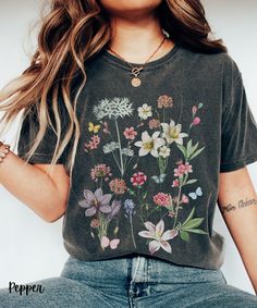 Wildflower Shirt, Cottagecore Shirt, Vintage Botanical Tshirt Lover Butterfly, Butterfly Shirt, Cottagecore Shirt, Botanical Shirt, Look Retro, Butterfly Shirts, Butterfly Graphic, Vintage Cottagecore, Feminist Shirt