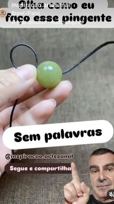 a person holding a green ball in their right hand and pointing at it with the caption sem polavas