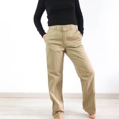 Amazing vintage 90's beige pants by Dickies for women or men. This vintage work wear pants has mid waist with pockets and straight leg. The vintage Dickies chino pants is regular fit, it's comfy and relaxed fit. The vintage skater pants is cotton and polyester fabric in perfect vintage conditions. The size of this trousers is Medium, the waist contour is 31,4 inch. (80 cm) ** MEASURES FLAT ** Waist 15,7 in // 40 cm Hip 20 in // 51 cm Front rise 11,8 in // 30 cm Back rise 16,5 in // 42 cm Inner l Dickies Outfit, Dickies Chinos, Dickies Work Pants, Dickie Work Pants, 90s Women, Skater Pants, Outfit Hombre, 70s Clothing, Workwear Pants