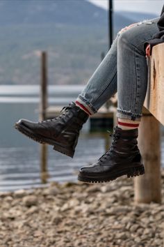 #WomensBoots #womensstyle #combatboots #bestcombatboots Cool Combat Boots, Combat Boot Style, Combat Shoes Outfit, Black Lace Boots Outfit, Womens Combat Boots Outfit, Laced Boots Outfit, Black Hiking Boots Outfit, Styling Combat Boots, Combat Boots Outfit For Women