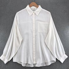 Palms Away Shirt Womens Large White Linen Blend Button Up Long Sleeve Collar Nwt Button Front Single Pocket Please See Photos For Measurements (In Inches). We Suggest Comparing Them To Something You Currently Own To Ensure A Perfect Fit. Please Feel Free To Message Us With Any Questions Not Answered In The Listing. Smoke-Free, Pet Friendly Super Fast Shipping: We Ship Out The Next Business Day! Combined Shipping Available. Features: Basic Fall(+2) Solid Size: Womens L Condition: New With Tags Classic Daywear Blouse With Buttoned Pockets, Classic Shirt With Spread Collar For Day Out, White Relaxed Fit Top With Buttoned Pockets, White Tops With Buttoned Pockets And Relaxed Fit, Classic Everyday Shirt With Buttons, White Buttoned Pockets Shirt For Work, White Blouse With Buttoned Pockets For Work, White Shirt With Buttoned Pockets For Work, Classic Relaxed Fit Blouse For Day Out